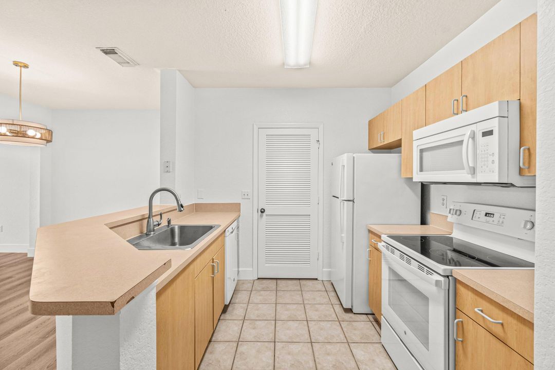 出租: $2,400 (2 贝兹, 2 浴室, 1137 平方英尺)