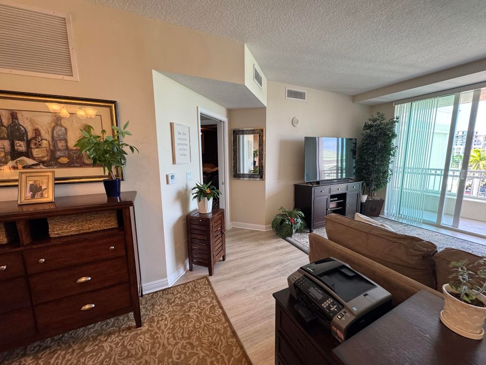 Active With Contract: $2,200 (1 beds, 1 baths, 835 Square Feet)