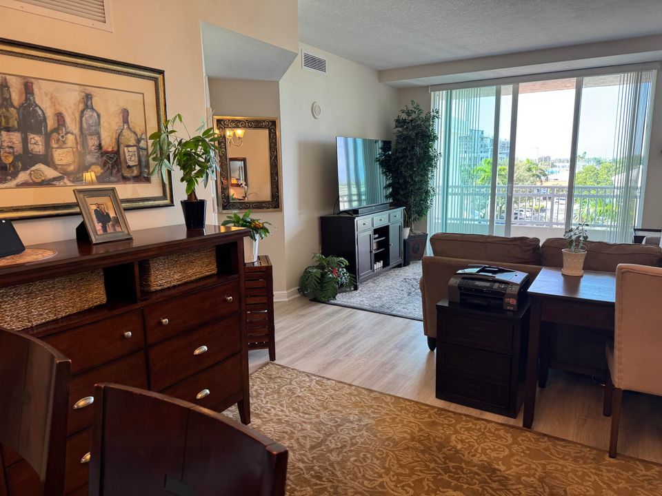 Active With Contract: $2,200 (1 beds, 1 baths, 835 Square Feet)