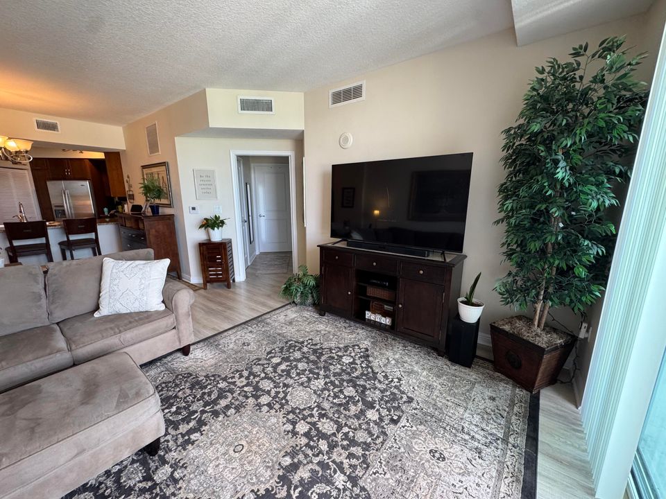 Active With Contract: $2,200 (1 beds, 1 baths, 835 Square Feet)