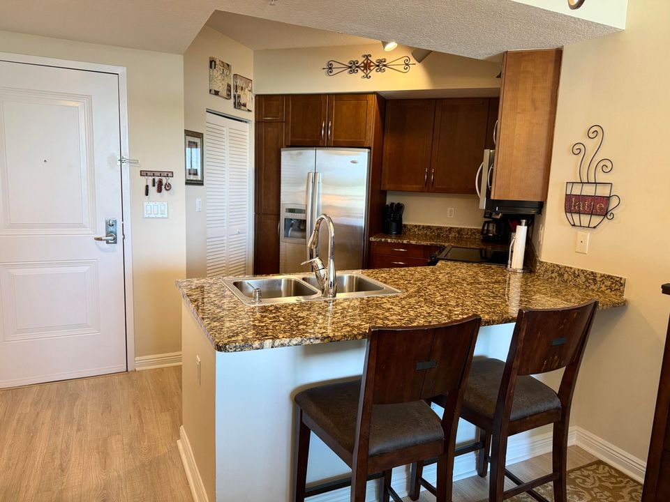 Active With Contract: $2,200 (1 beds, 1 baths, 835 Square Feet)