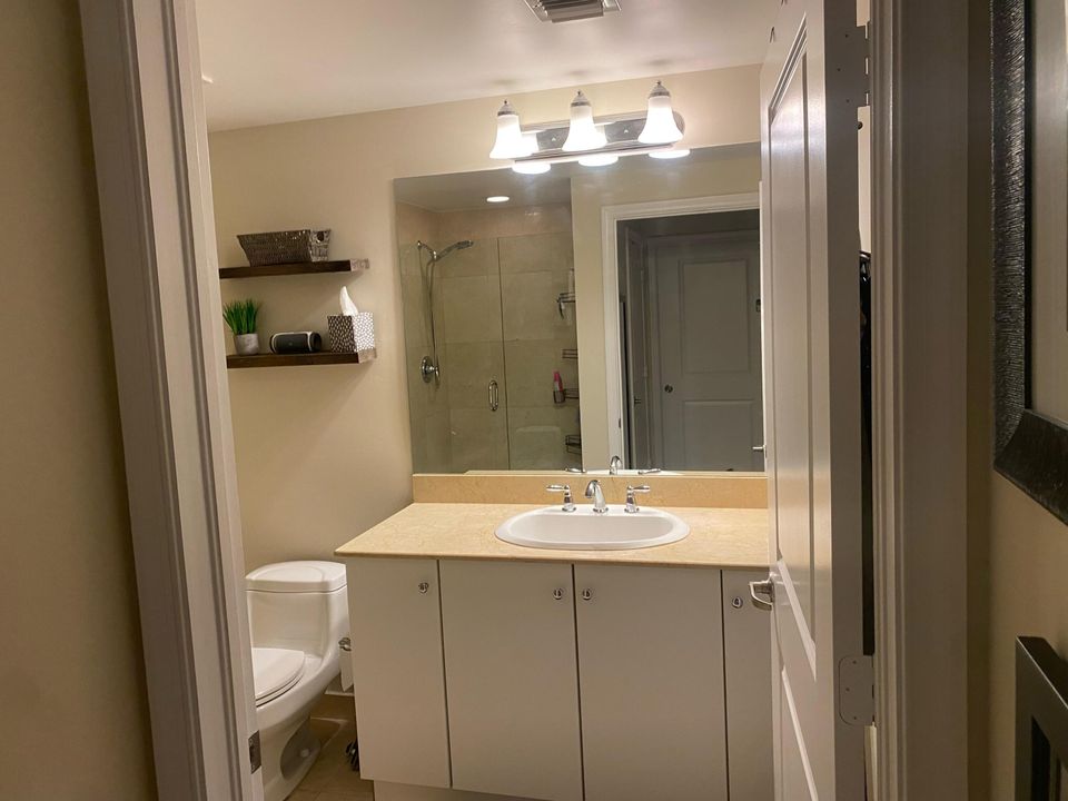 Active With Contract: $2,200 (1 beds, 1 baths, 835 Square Feet)