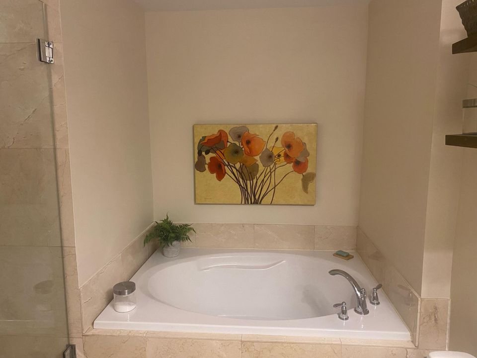 Active With Contract: $2,200 (1 beds, 1 baths, 835 Square Feet)