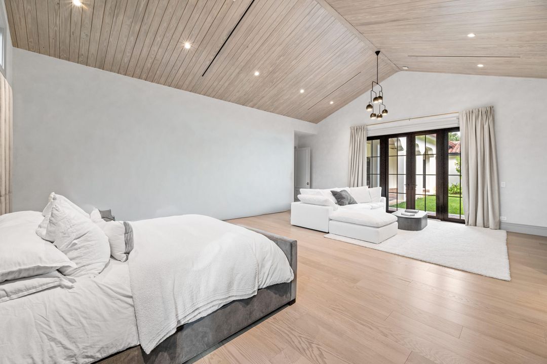 For Sale: $3,650,000 (5 beds, 6 baths, 5393 Square Feet)