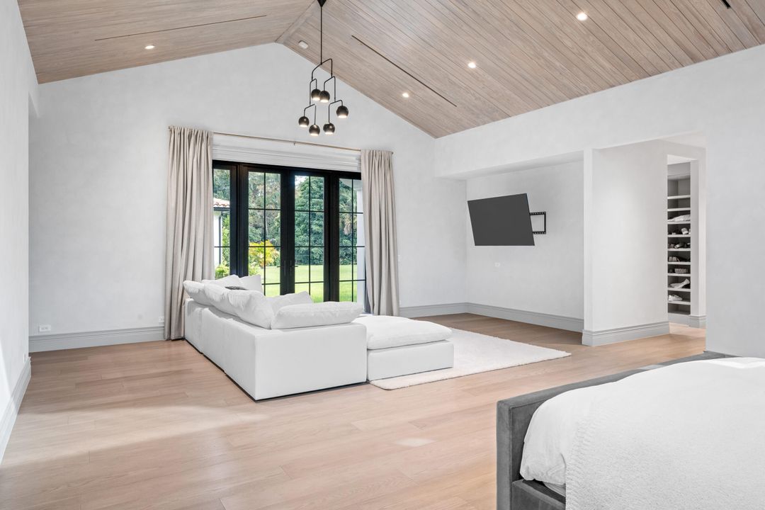 For Sale: $3,650,000 (5 beds, 6 baths, 5393 Square Feet)