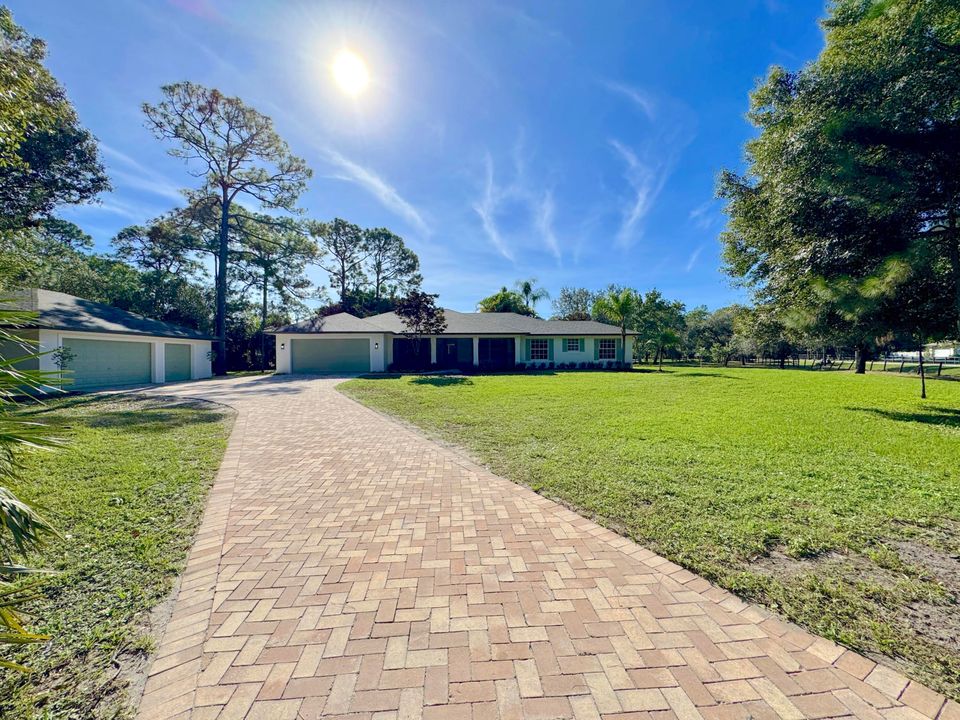 合同活跃: $1,075,000 (4 贝兹, 3 浴室, 1902 平方英尺)