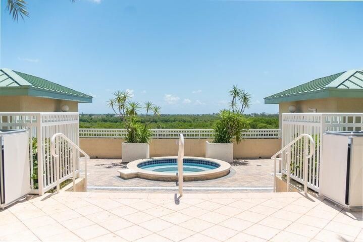 Active With Contract: $2,200 (1 beds, 1 baths, 835 Square Feet)