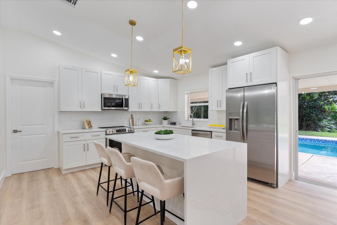 合同活跃: $1,075,000 (4 贝兹, 3 浴室, 1902 平方英尺)