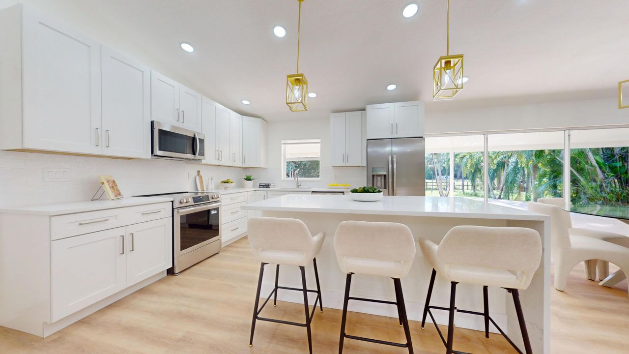 合同活跃: $1,075,000 (4 贝兹, 3 浴室, 1902 平方英尺)