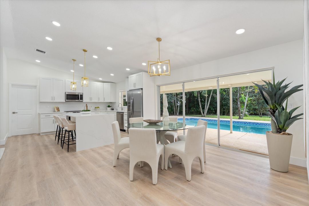 合同活跃: $1,075,000 (4 贝兹, 3 浴室, 1902 平方英尺)