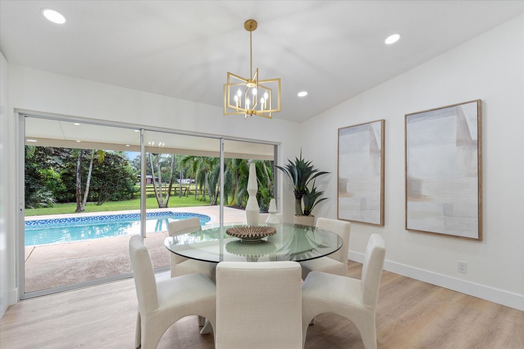 合同活跃: $1,075,000 (4 贝兹, 3 浴室, 1902 平方英尺)