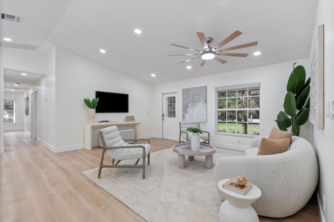 合同活跃: $1,075,000 (4 贝兹, 3 浴室, 1902 平方英尺)