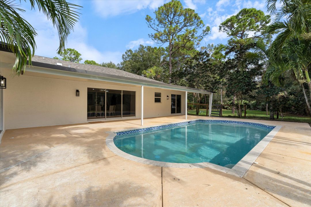 合同活跃: $1,075,000 (4 贝兹, 3 浴室, 1902 平方英尺)