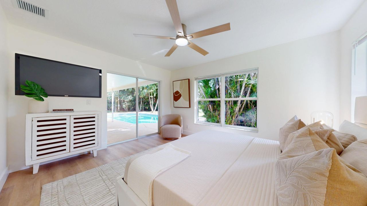 合同活跃: $1,075,000 (4 贝兹, 3 浴室, 1902 平方英尺)