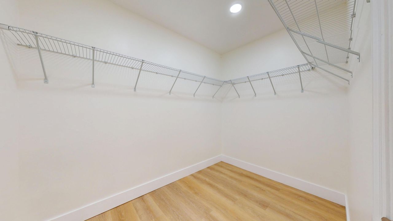 合同活跃: $1,075,000 (4 贝兹, 3 浴室, 1902 平方英尺)