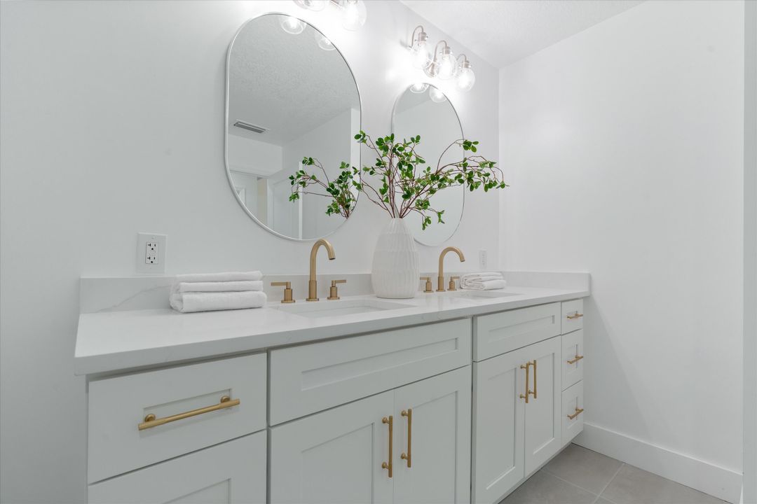 合同活跃: $1,075,000 (4 贝兹, 3 浴室, 1902 平方英尺)