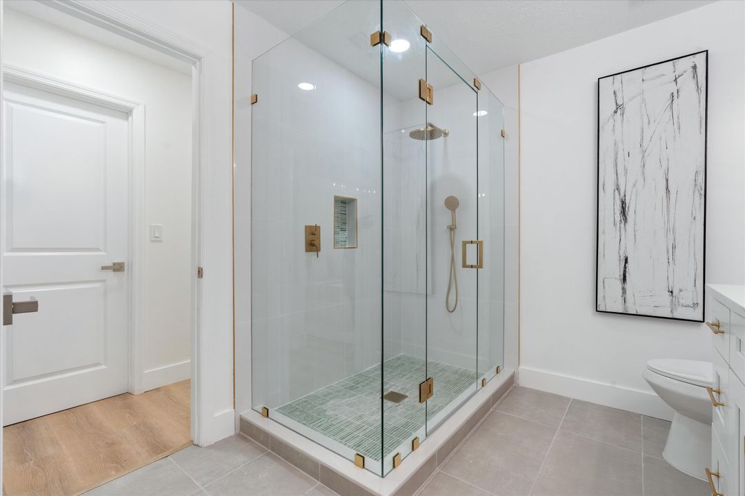 合同活跃: $1,075,000 (4 贝兹, 3 浴室, 1902 平方英尺)