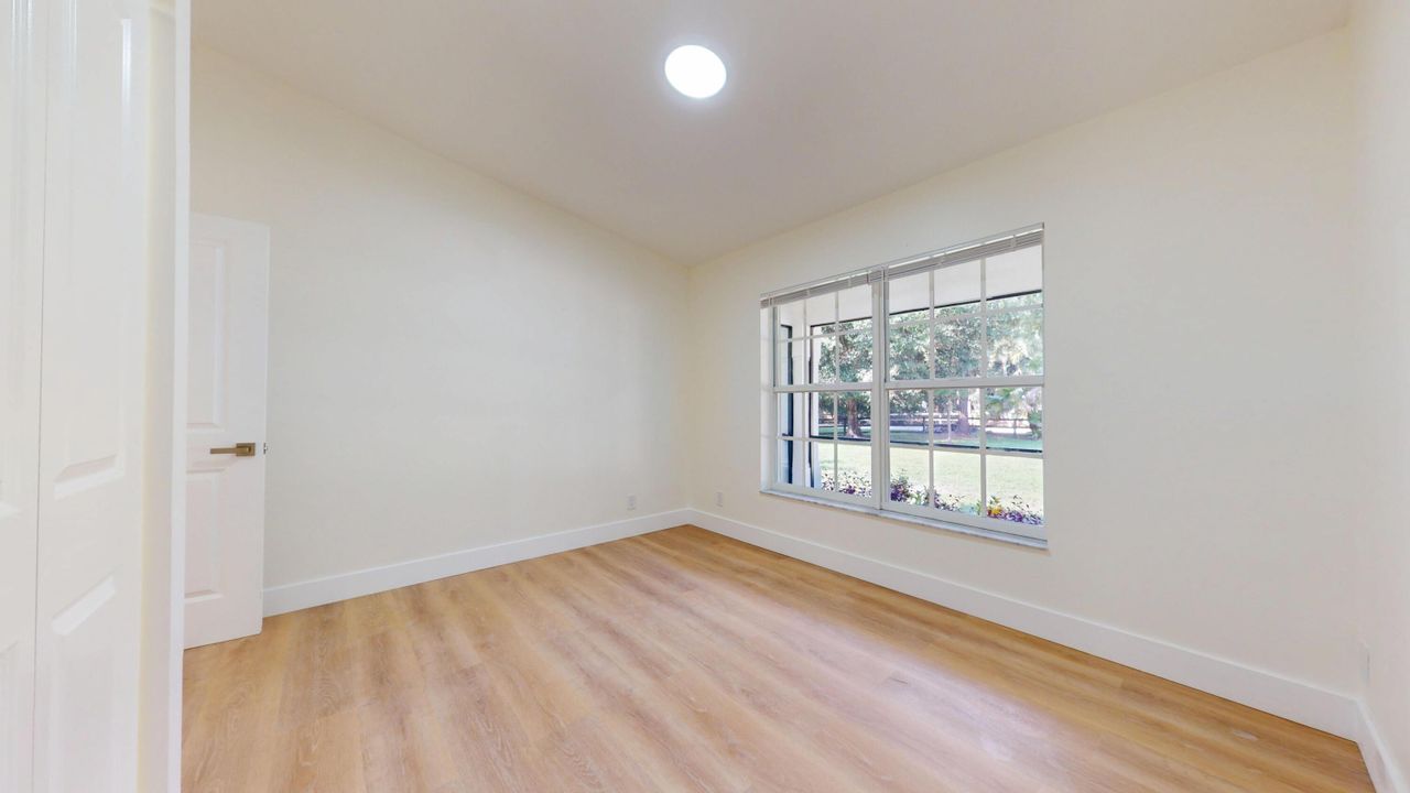 合同活跃: $1,075,000 (4 贝兹, 3 浴室, 1902 平方英尺)