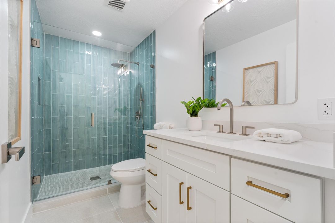 合同活跃: $1,075,000 (4 贝兹, 3 浴室, 1902 平方英尺)