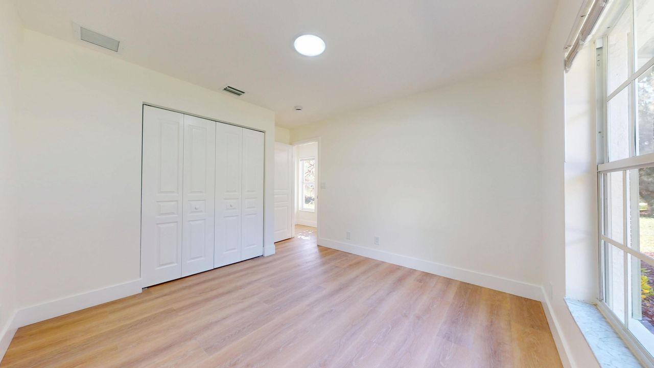 合同活跃: $1,075,000 (4 贝兹, 3 浴室, 1902 平方英尺)