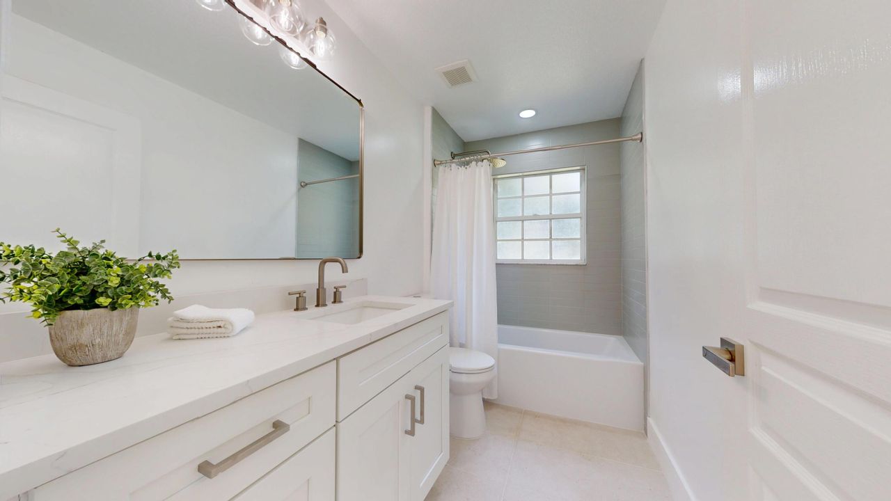 合同活跃: $1,075,000 (4 贝兹, 3 浴室, 1902 平方英尺)