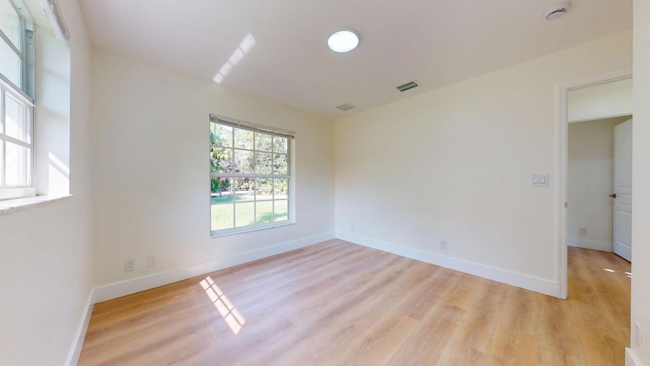 合同活跃: $1,075,000 (4 贝兹, 3 浴室, 1902 平方英尺)