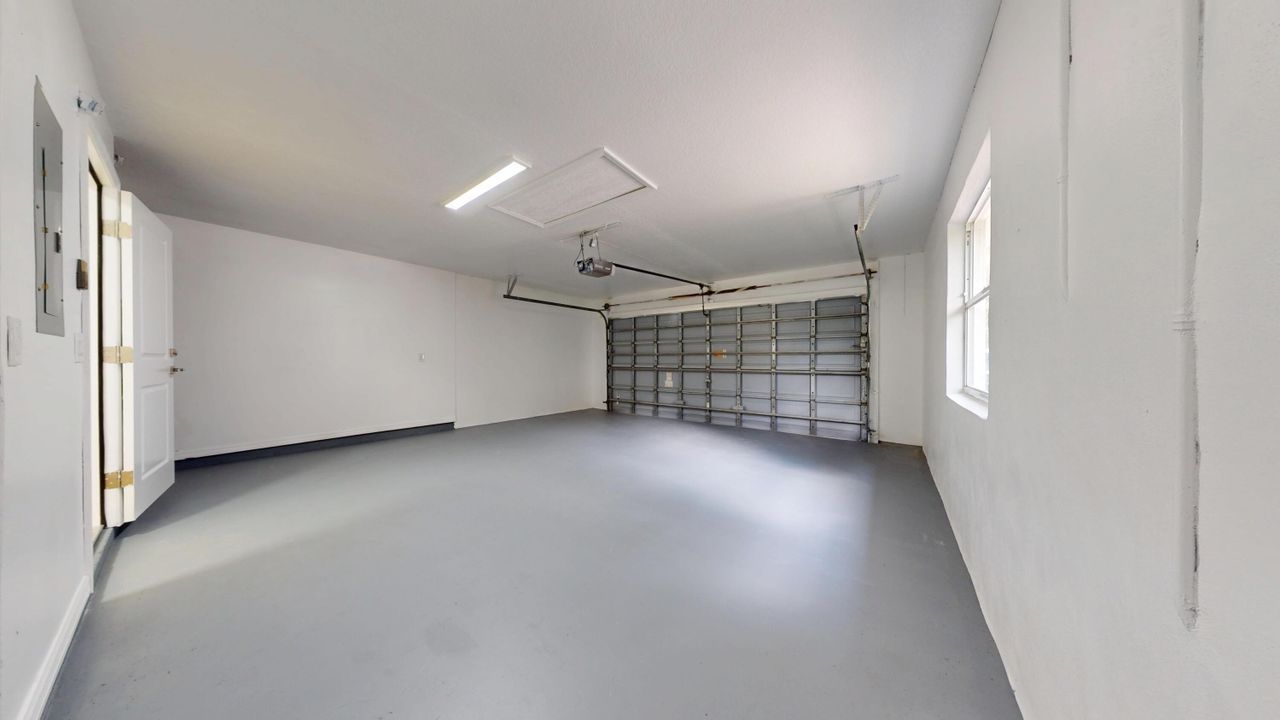 合同活跃: $1,075,000 (4 贝兹, 3 浴室, 1902 平方英尺)