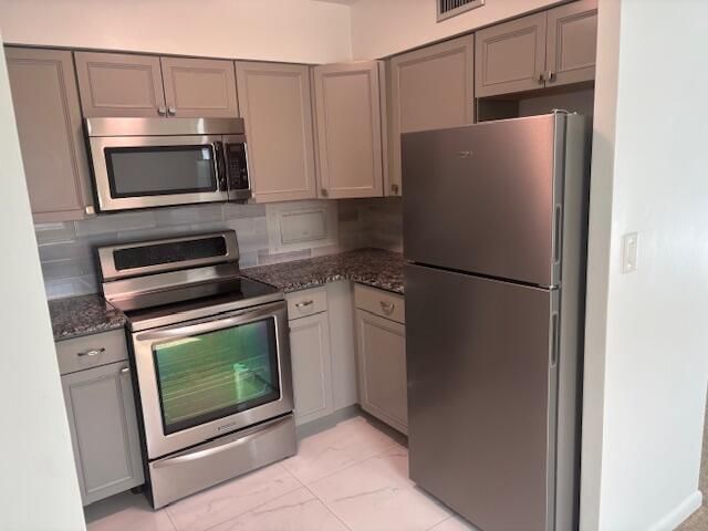 For Sale: $171,000 (2 beds, 1 baths, 792 Square Feet)
