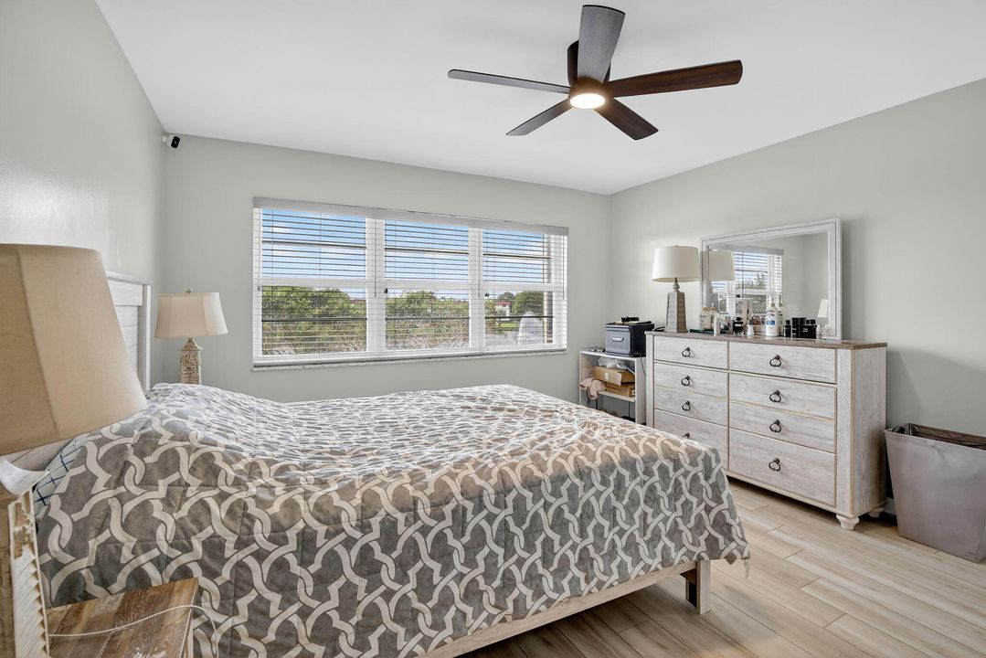 На продажу: $235,000 (2 спален, 2 ванн, 1170 Квадратных фут)