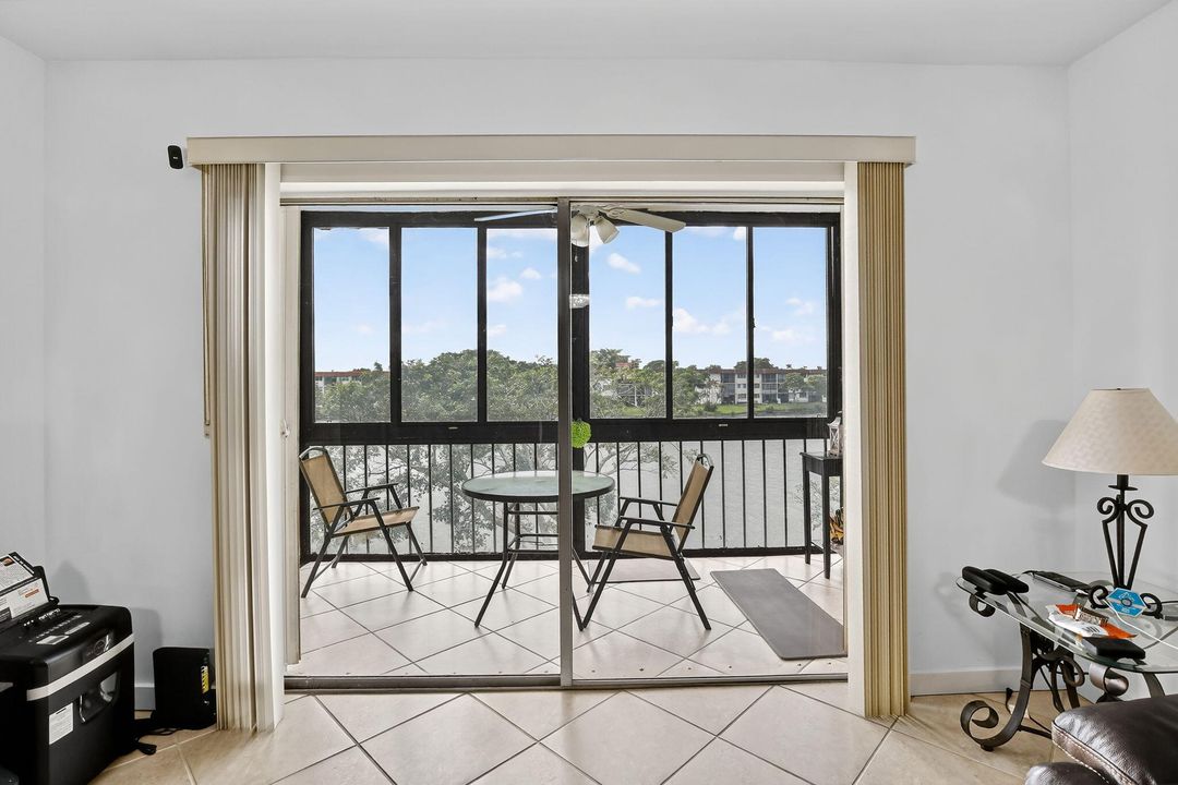 На продажу: $235,000 (2 спален, 2 ванн, 1170 Квадратных фут)