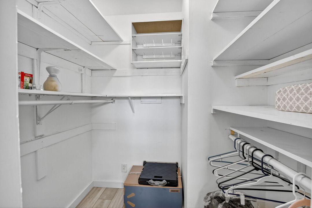 На продажу: $235,000 (2 спален, 2 ванн, 1170 Квадратных фут)