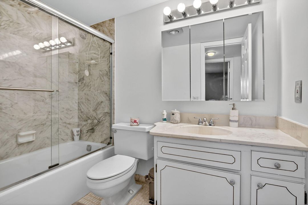 На продажу: $235,000 (2 спален, 2 ванн, 1170 Квадратных фут)