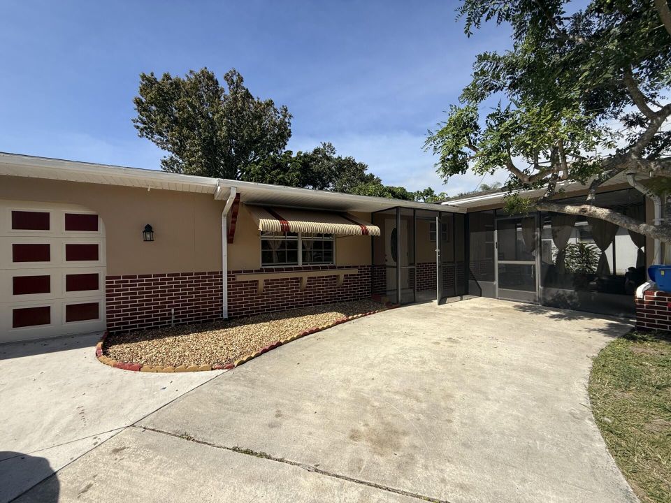 Active With Contract: $295,000 (3 beds, 2 baths, 1452 Square Feet)