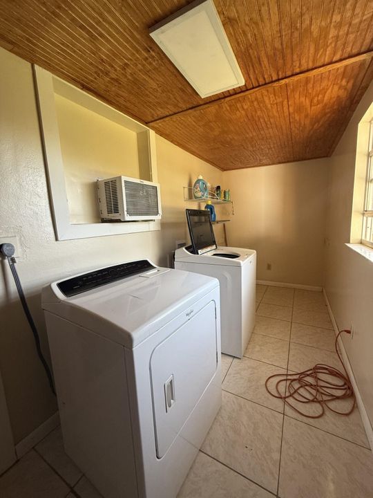 Active With Contract: $295,000 (3 beds, 2 baths, 1452 Square Feet)