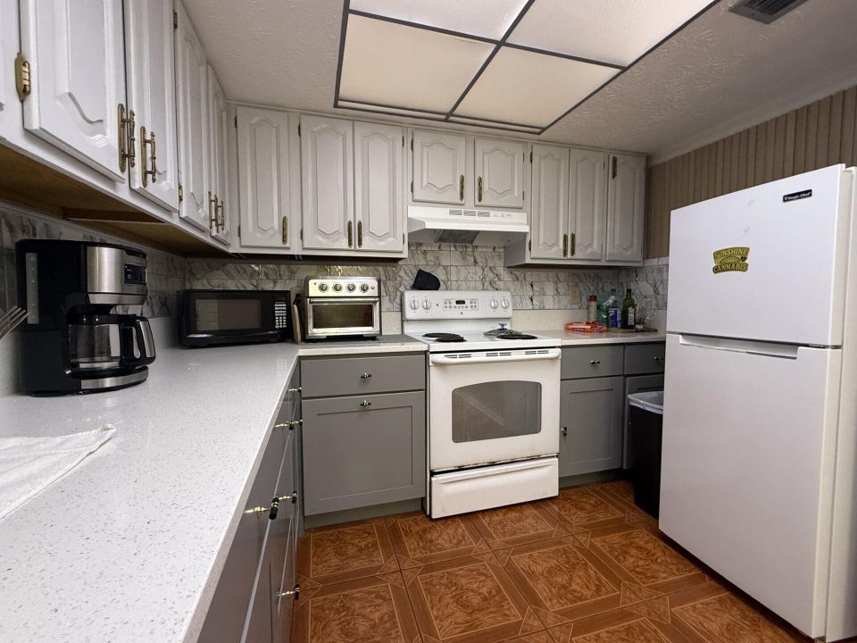 Active With Contract: $295,000 (3 beds, 2 baths, 1452 Square Feet)