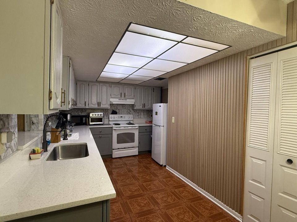 Active With Contract: $295,000 (3 beds, 2 baths, 1452 Square Feet)