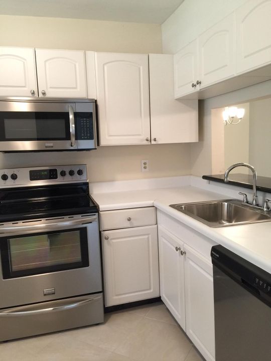 合同活跃: $1,930 (2 贝兹, 2 浴室, 857 平方英尺)