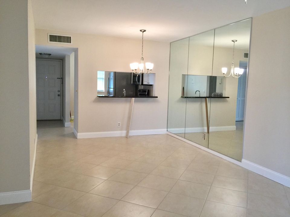 合同活跃: $1,930 (2 贝兹, 2 浴室, 857 平方英尺)