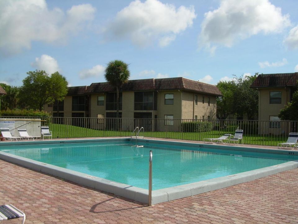 合同活跃: $1,930 (2 贝兹, 2 浴室, 857 平方英尺)