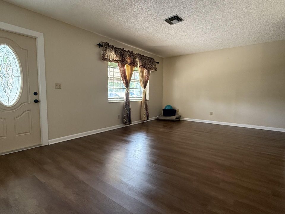 Active With Contract: $295,000 (3 beds, 2 baths, 1452 Square Feet)