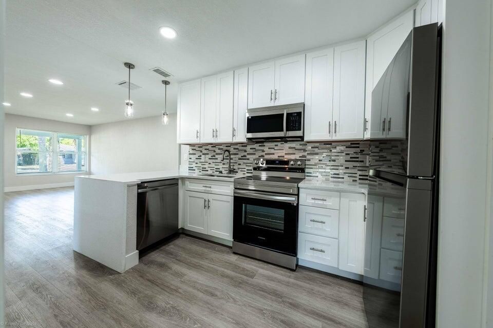 合同活跃: $3,400 (4 贝兹, 3 浴室, 1456 平方英尺)