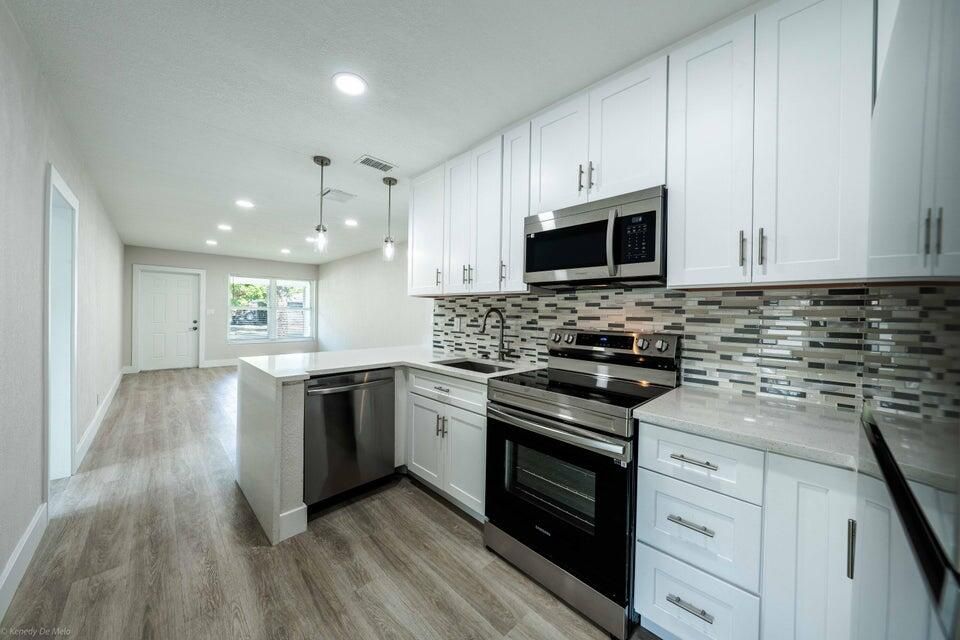 合同活跃: $3,400 (4 贝兹, 3 浴室, 1456 平方英尺)