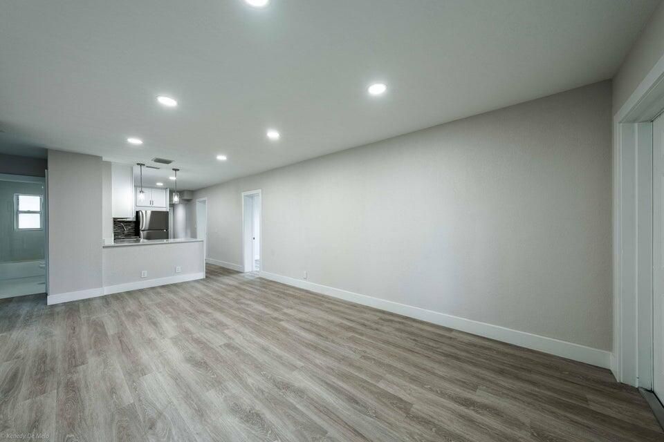 合同活跃: $3,400 (4 贝兹, 3 浴室, 1456 平方英尺)