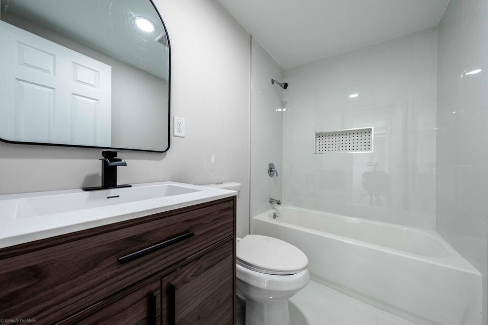 合同活跃: $3,400 (4 贝兹, 3 浴室, 1456 平方英尺)