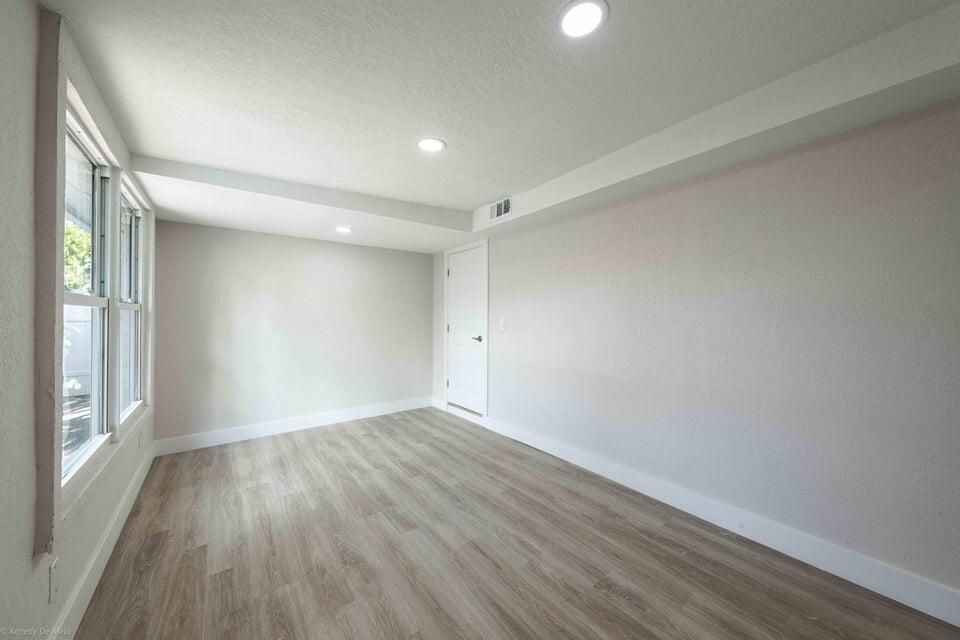 合同活跃: $3,400 (4 贝兹, 3 浴室, 1456 平方英尺)