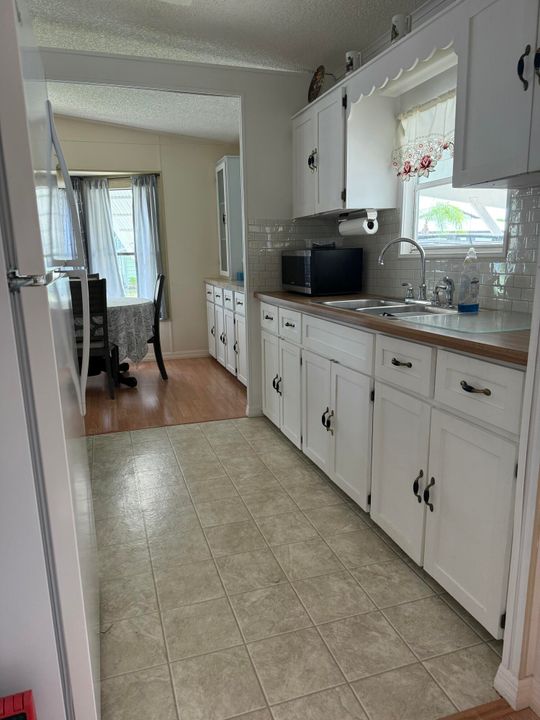 For Sale: $44,900 (2 beds, 2 baths, 1400 Square Feet)