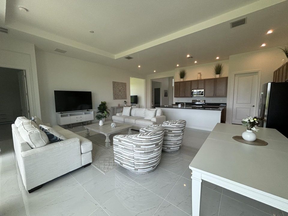 出租: $5,000 (3 贝兹, 3 浴室, 2129 平方英尺)