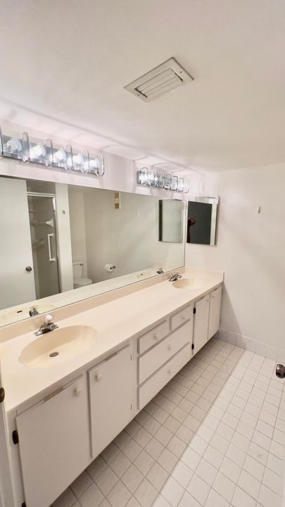 For Rent: $2,350 (2 beds, 2 baths, 1392 Square Feet)