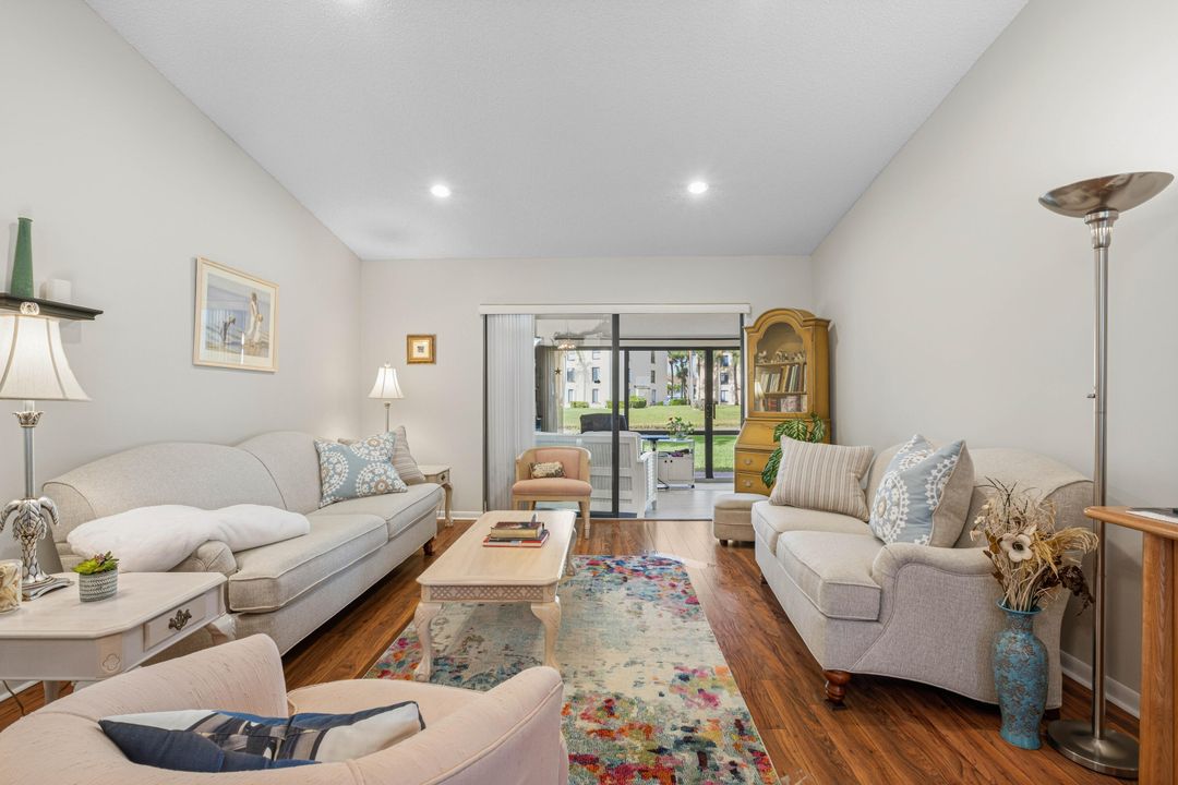 待售: $239,000 (2 贝兹, 2 浴室, 1370 平方英尺)