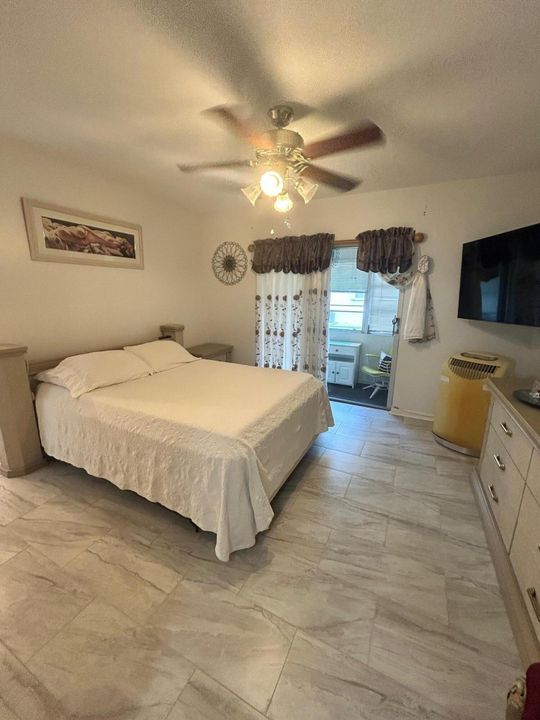 For Sale: $90,000 (1 beds, 1 baths, 684 Square Feet)